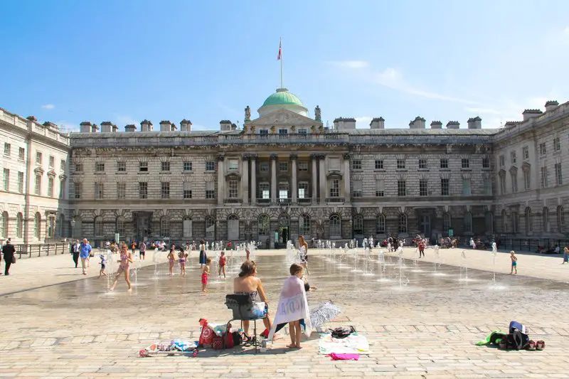 Somerset House no verão - pátio com fontes