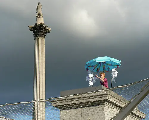 Instalação de Antony Gormley na Trafalgar Square - o quarto pedestal
