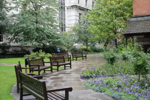 Postman's Park - bancos