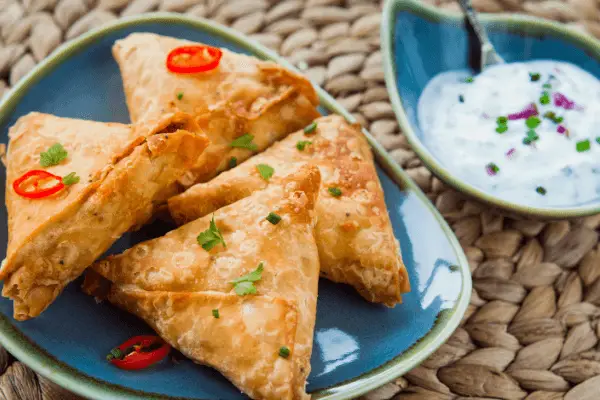 Samosas - pastel indiano que acompanha o curry