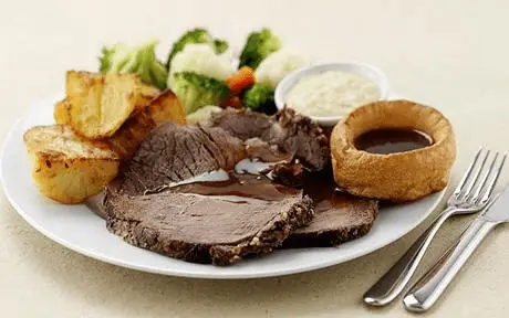 Sunday Roast almoço de domingo em Londres - rosbife com batatas assadas