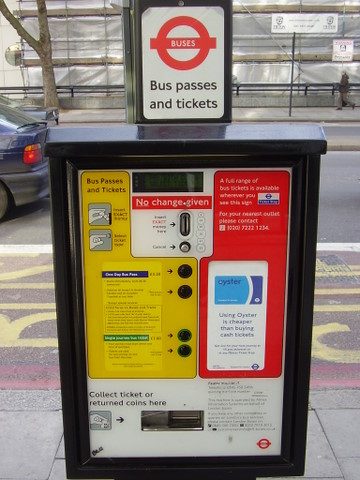 Andar de ônibus em Londres - ticket machine