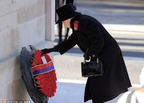 Remembrance day - Rainha Elizabeth coloca uma coroa de Flores no Cenotáfio em Londres