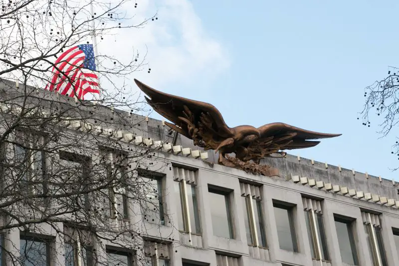 Destaque da fachada da Embaixada Americana na Grosvenor Square