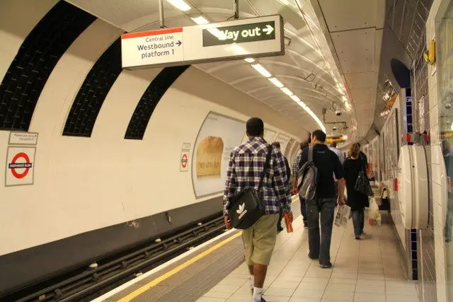 Como andar de metrô em Londres - plataforma