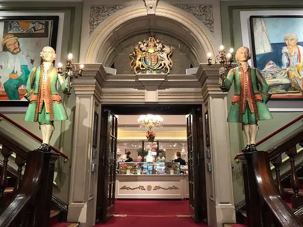 Hall da Fortnum & Mason 