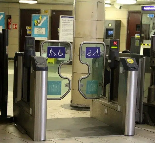 Como andar de metrô em Londres - catraca para cadeirante