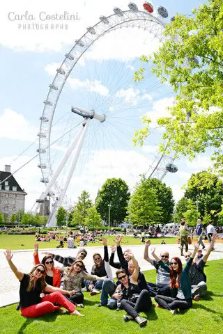 Programas bacanas para fazer em Londres no verão - foto em grupo