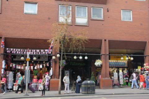 Charing Cross Road - lojas de souvenir no lugar dos sebos e livrarias