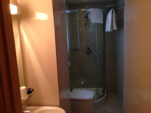 Hotel Trebovir - limpo e bem localizado - banheiro