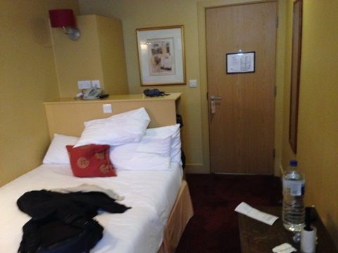 Hotel Trebovir - limpo e bem localizado - cama