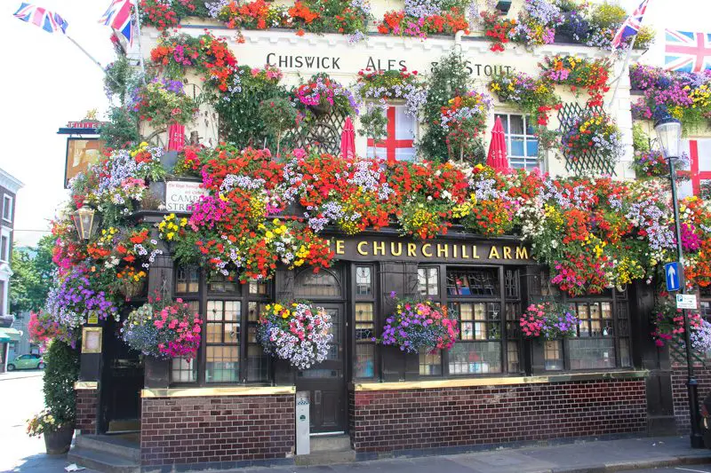 The Churchill Arms: um pub bem extravagante - fachada 1