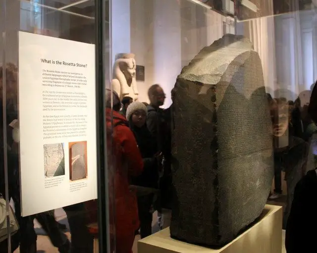 Como não pegar filas nas atrações - Pedra de Rosetta