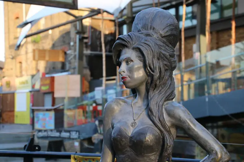 Camden além dos mercados - estátua de Amy Winehouse