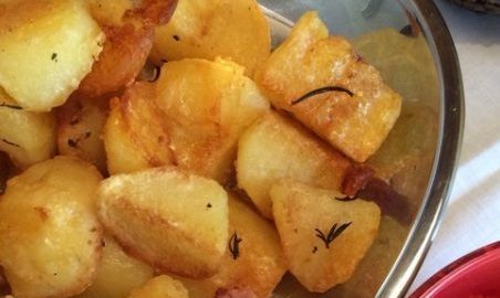 Roast potatoes batatas assadas