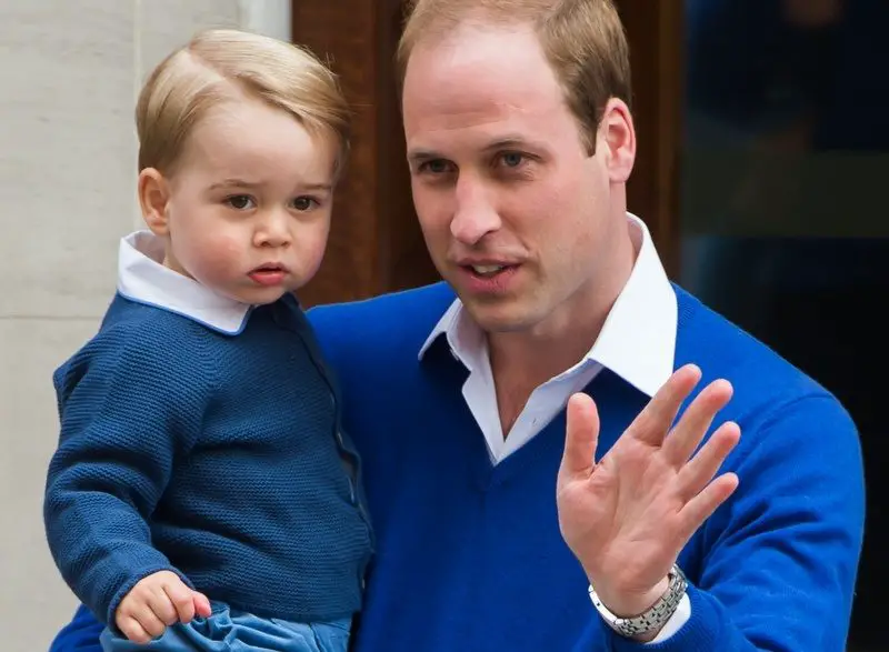 Príncipe William e Príncipe George visitam a Princesa Charlotte na maternidade