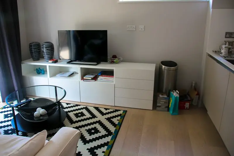 Excelente apartamento de um quarto para alugar - sala