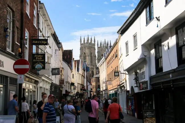 York - rua com a Catedral