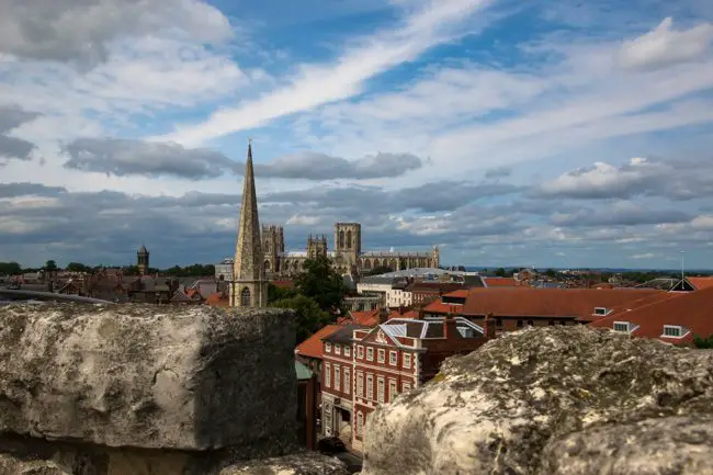 York - Clifford's Tower - vista da catedral