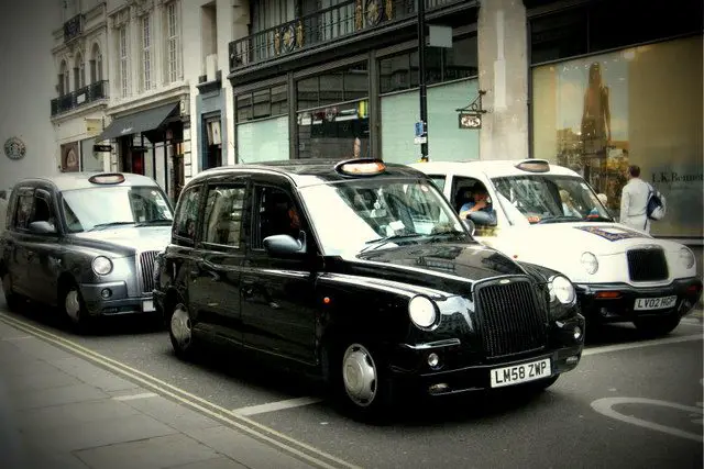 Taxi em Londres - os tradicionais black cabs
