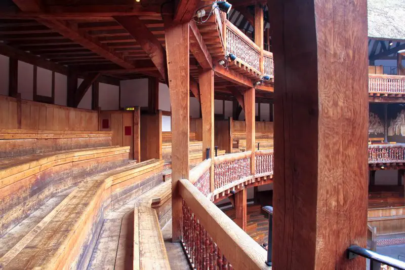 Globe Theatre - o teatro de Shakespeare - arquibancadas