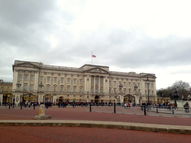 Bandeira a meio mastro na morte de Margareth Thatcher