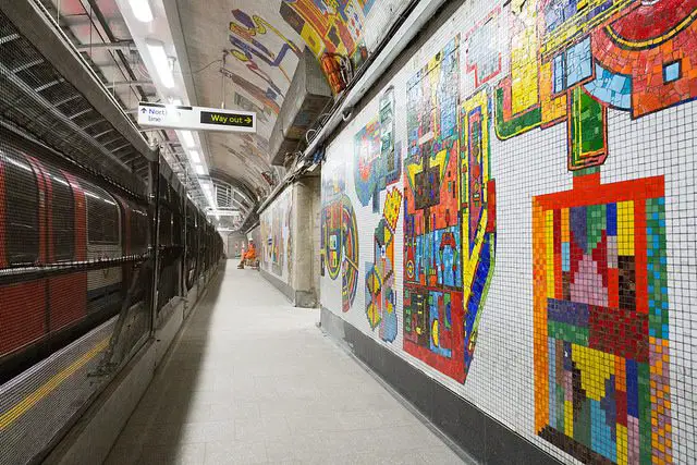 A estação de Tottenham Court Road - plataforma