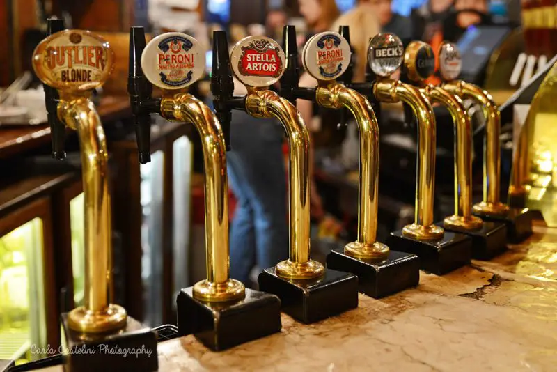 Algumas cervejas servidas em um pub - pubs de londres