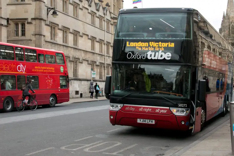 Viajar de ônibus na Inglaterra - oxford tube