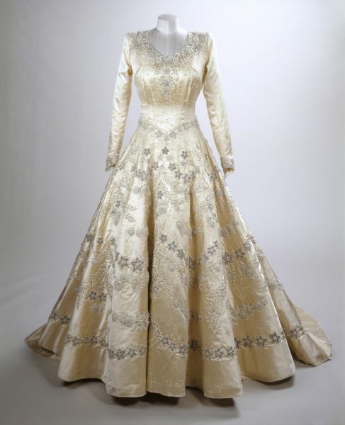 Exposição celebra os 90 anos de estilo da Rainha Elizabeth - Vestido de noiva