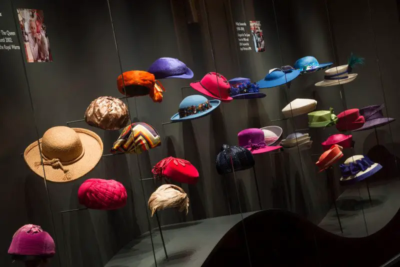 Exposição celebra os 90 anos de estilo da Rainha Elizabeth - chapéus
