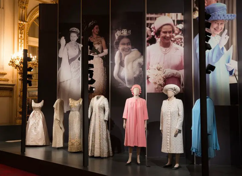 Exposição celebra os 90 anos de estilo da Rainha Elizabeth - Vestidos de festa