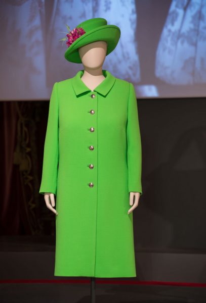 Exposição celebra os 90 anos de estilo da Rainha Elizabeth - Vestido dos 90 anos
