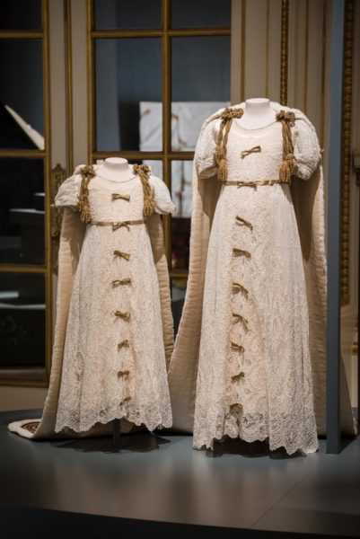 Exposição celebra os 90 anos de estilo da Rainha Elizabeth - Vestido coroação do Rei George VI