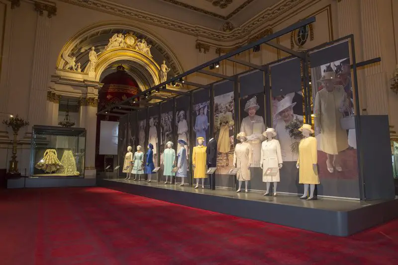 Exposição celebra os 90 anos de estilo da Rainha Elizabeth - salão