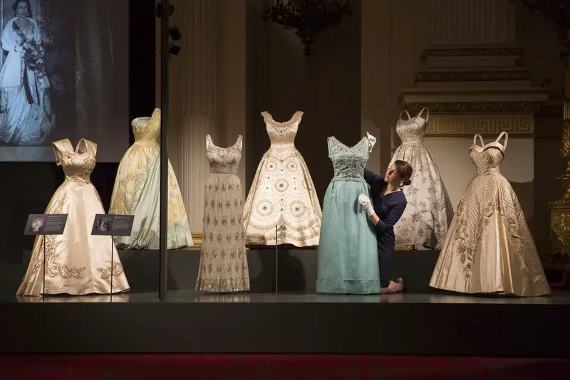 Exposição celebra os 90 anos de estilo da Rainha Elizabeth