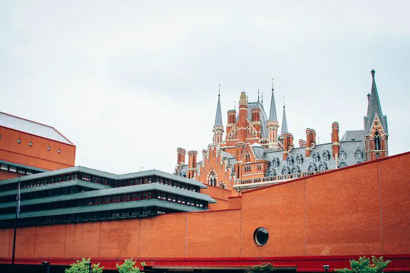 Biblioteca Britânica e estação St Pancras ao fundo