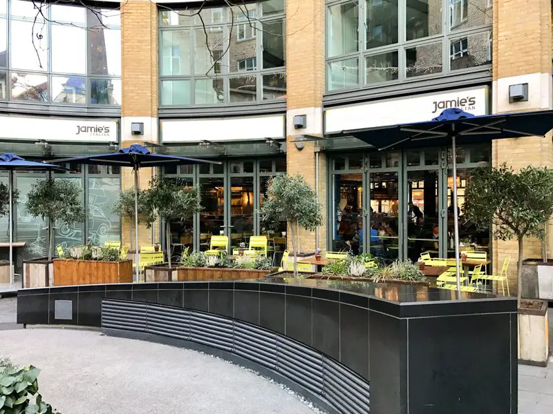 Restaurante Jamie's Italian - terraço para o verão