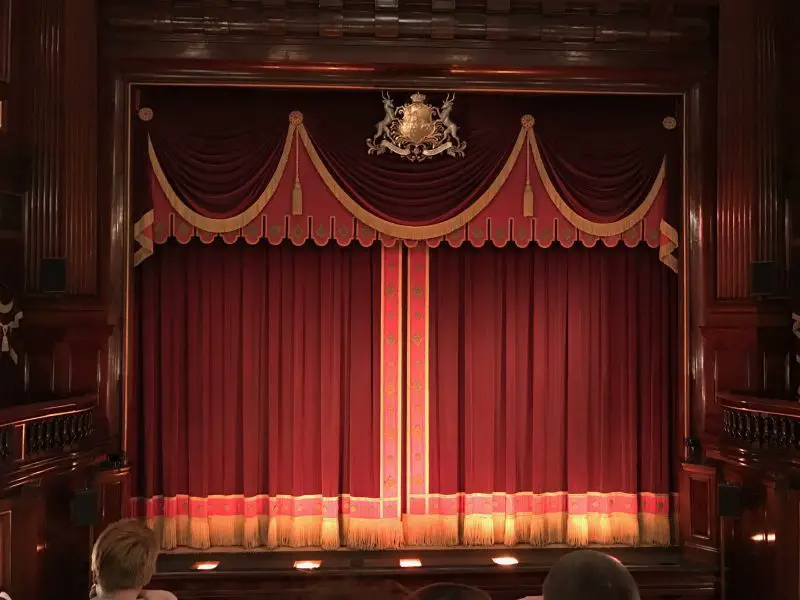 The Mousetrap - peça em cartaz há 65 anos - palco