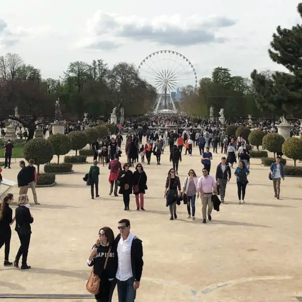 Roteiro 1 dia em Paris - Jardim Tuileries com a roda gigante ao fundo