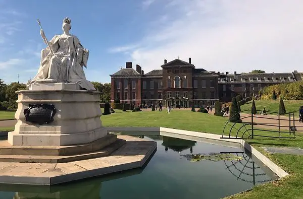 Palácio de Kensington - estátua Rainha Victoria