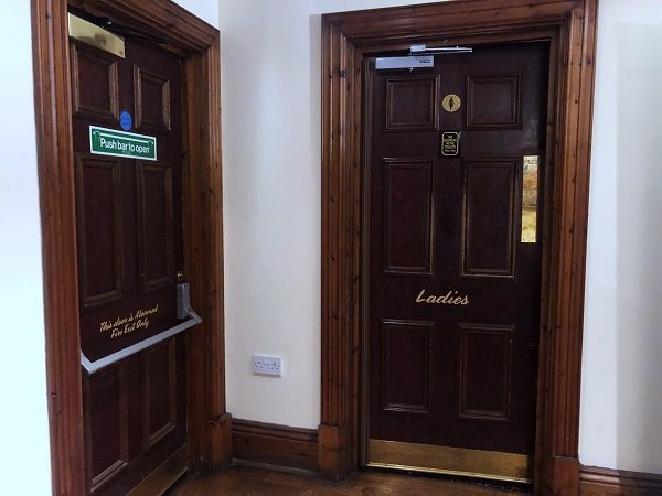 Banheiros públicos em Londres - banheiro no pub