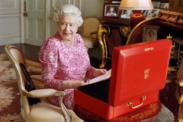 O que faz a Rainha da Inglaterra - caixa vermelha