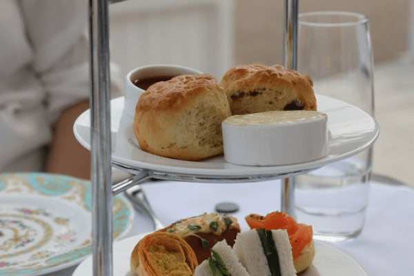 Scones no tradicional chá da tarde - comidas típicas da Inglaterra