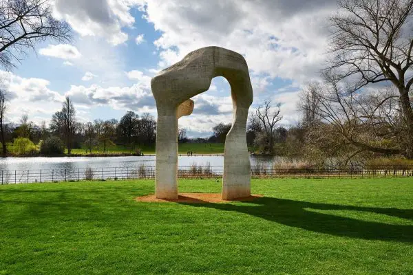 The Arch, escultura de Henry Moore em Kensington Gardens