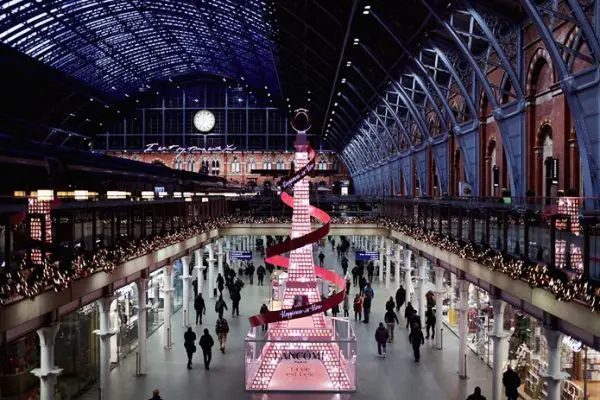 Árvore de natal Lancome - estação St Pancras