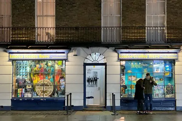 Fachada da loja London Beatles Store em Londres