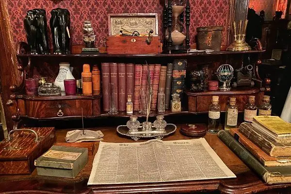 Escrivaninha e objetos de Sherlock Holmes