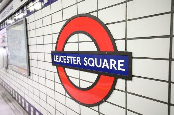 Placa da estação de metrô Leicester Square