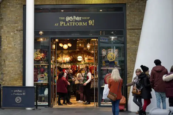 Entrada da loja Harry Potter na Plataforma 9 3/4 da Estação Kings Cross